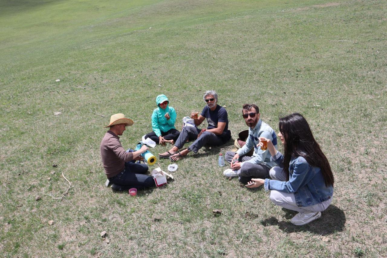 Xinaliq Khinalig Izzet'S Riverside Home Stay Dış mekan fotoğraf