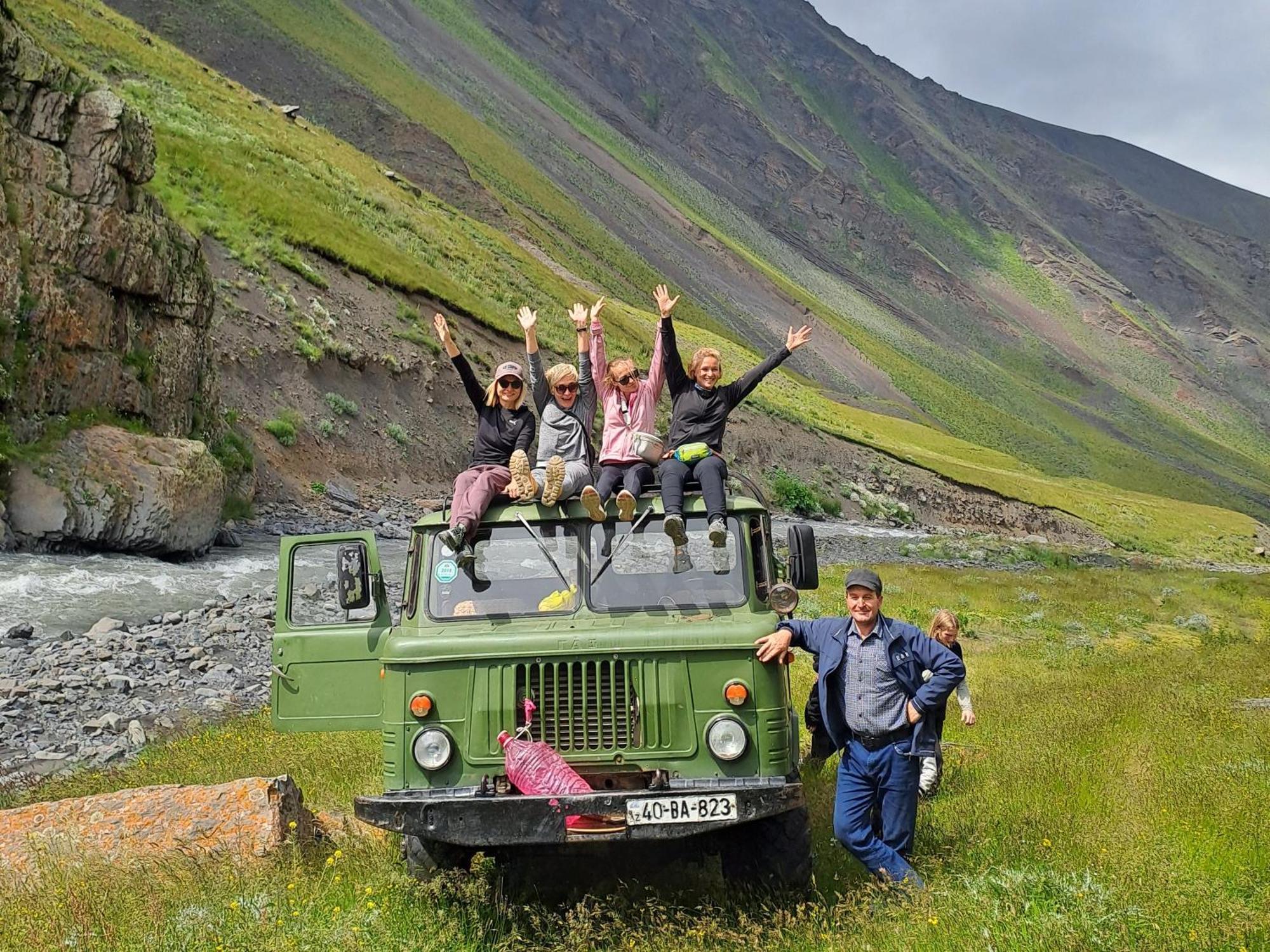 Xinaliq Khinalig Izzet'S Riverside Home Stay Dış mekan fotoğraf